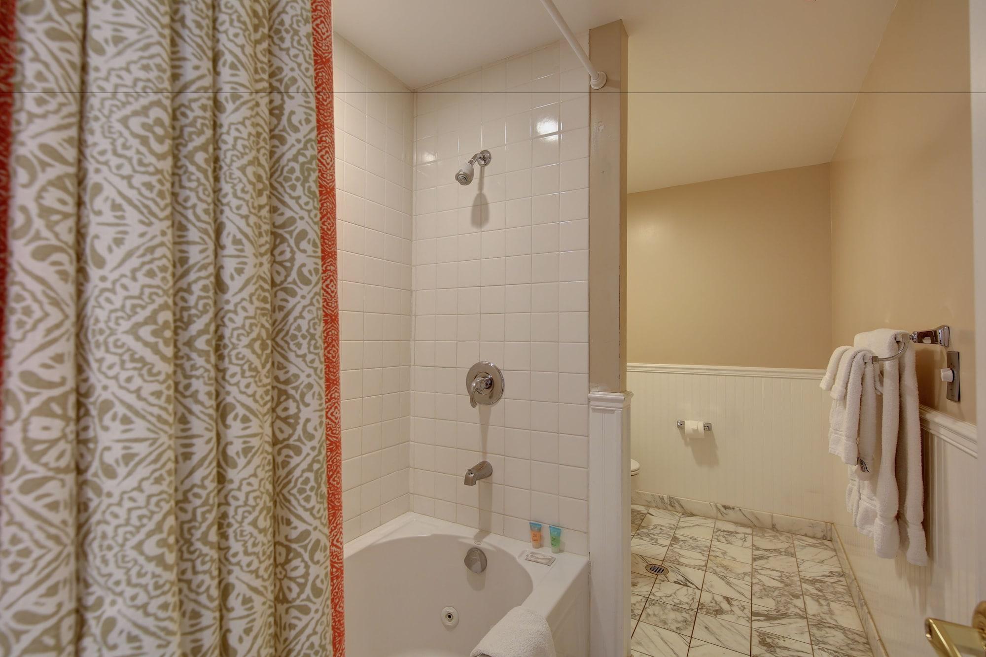 Glenmore Plaza Hotel Авалон Екстериор снимка