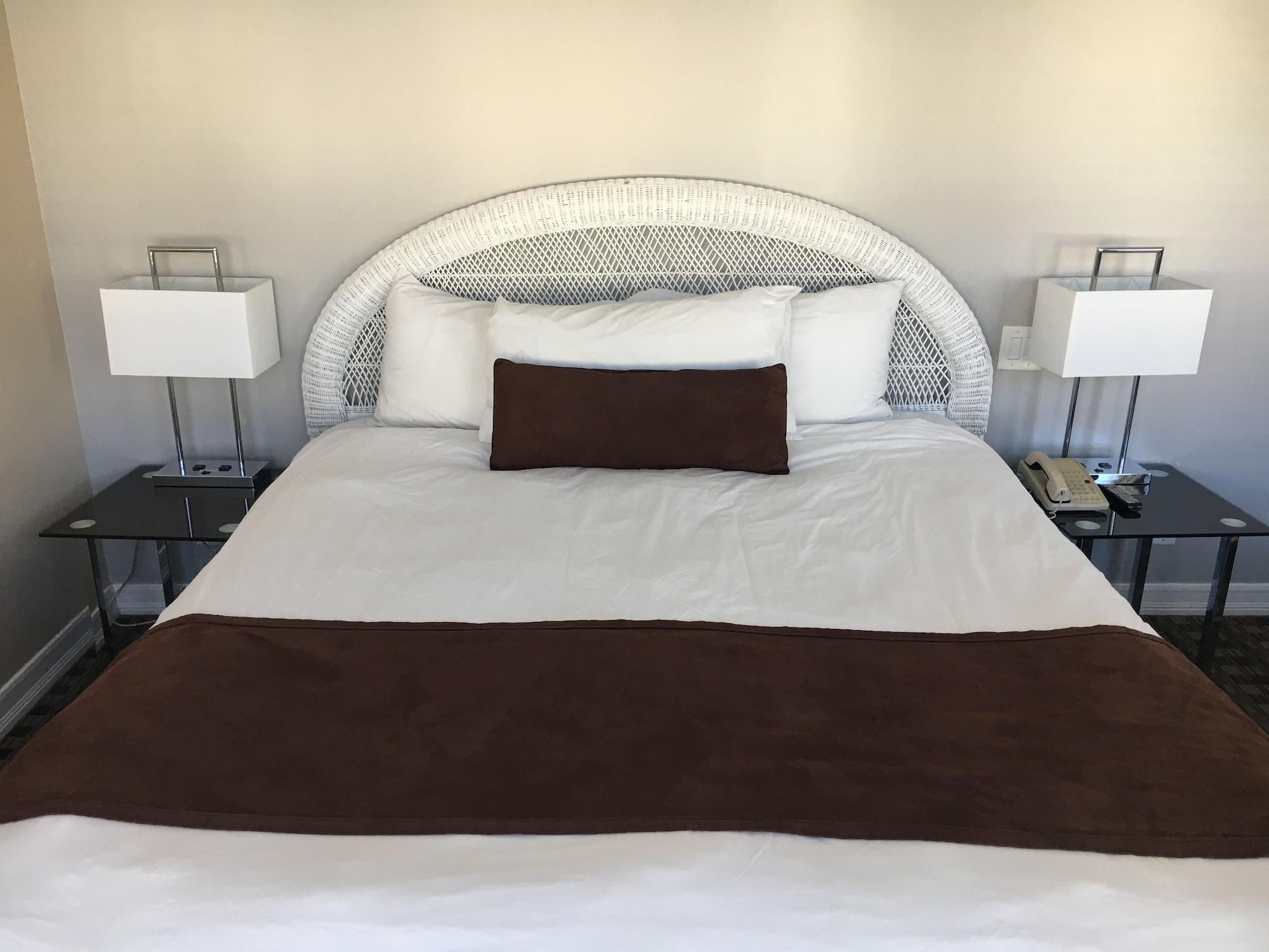 Glenmore Plaza Hotel Авалон Екстериор снимка