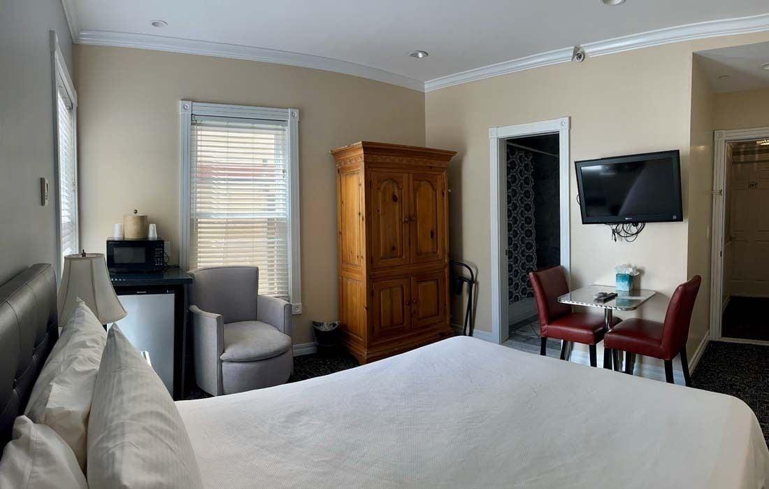 Glenmore Plaza Hotel Авалон Екстериор снимка