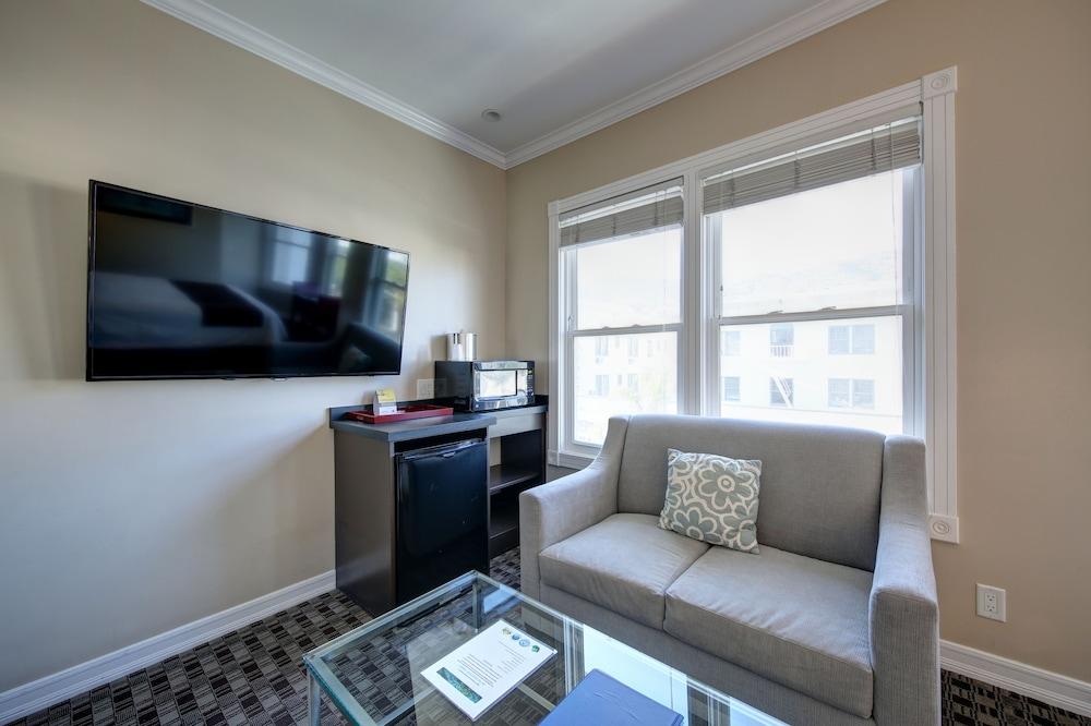 Glenmore Plaza Hotel Авалон Екстериор снимка