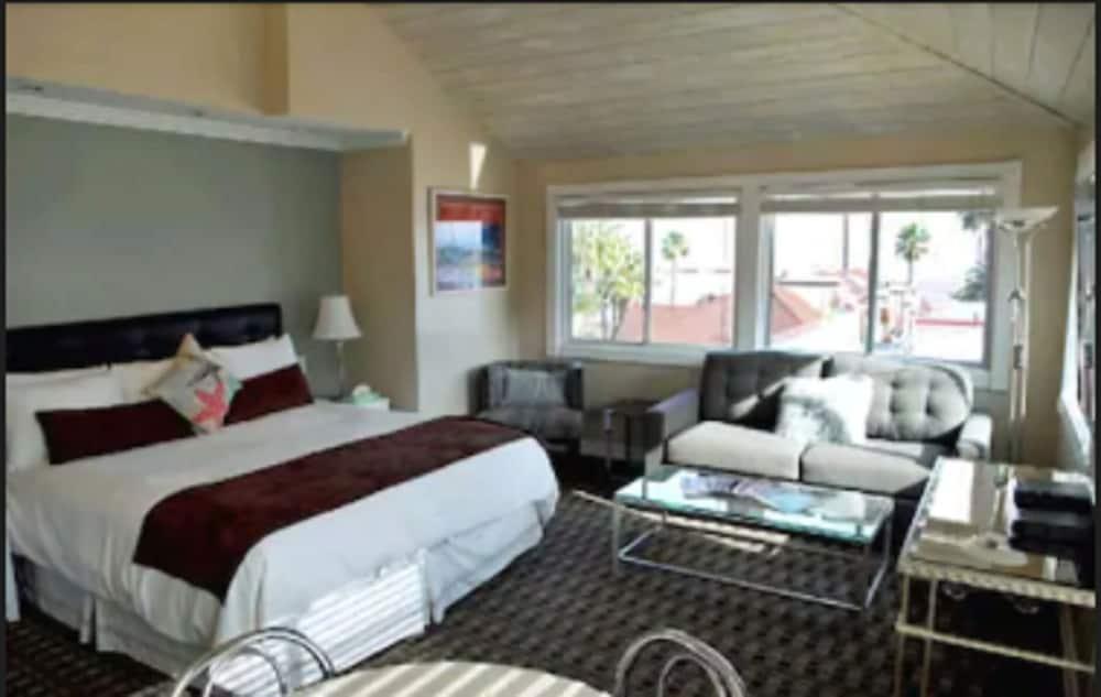 Glenmore Plaza Hotel Авалон Екстериор снимка
