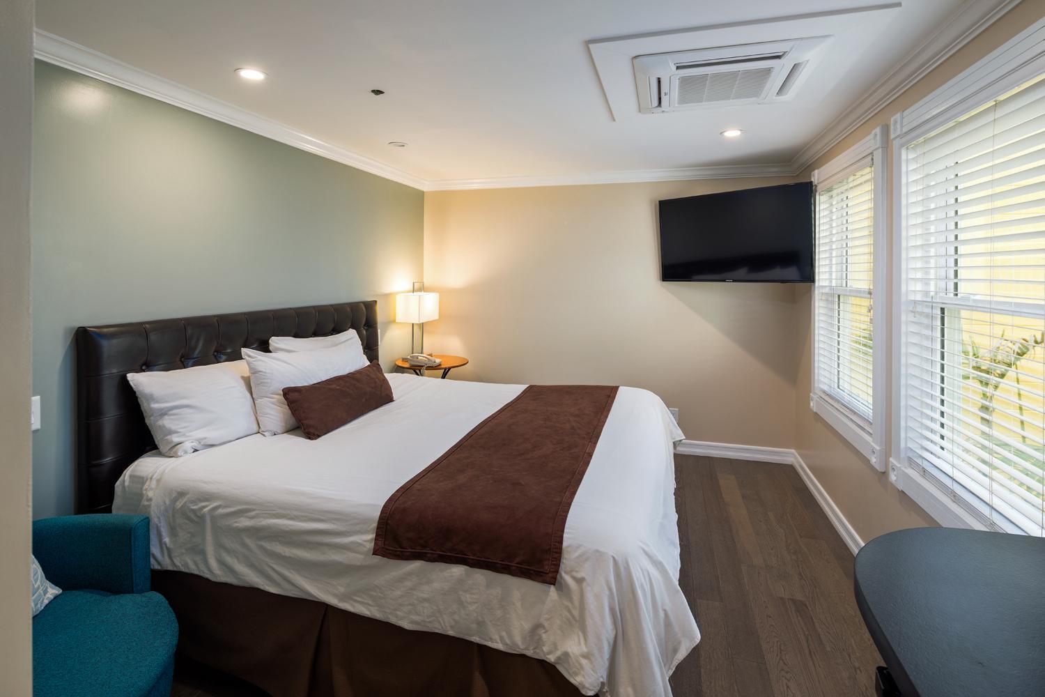 Glenmore Plaza Hotel Авалон Екстериор снимка