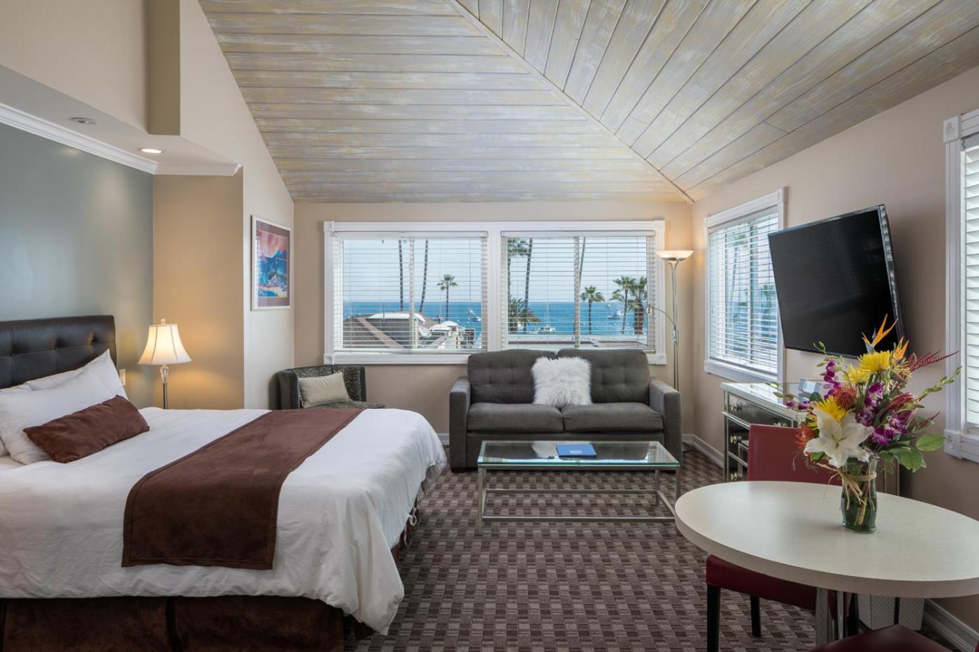 Glenmore Plaza Hotel Авалон Екстериор снимка