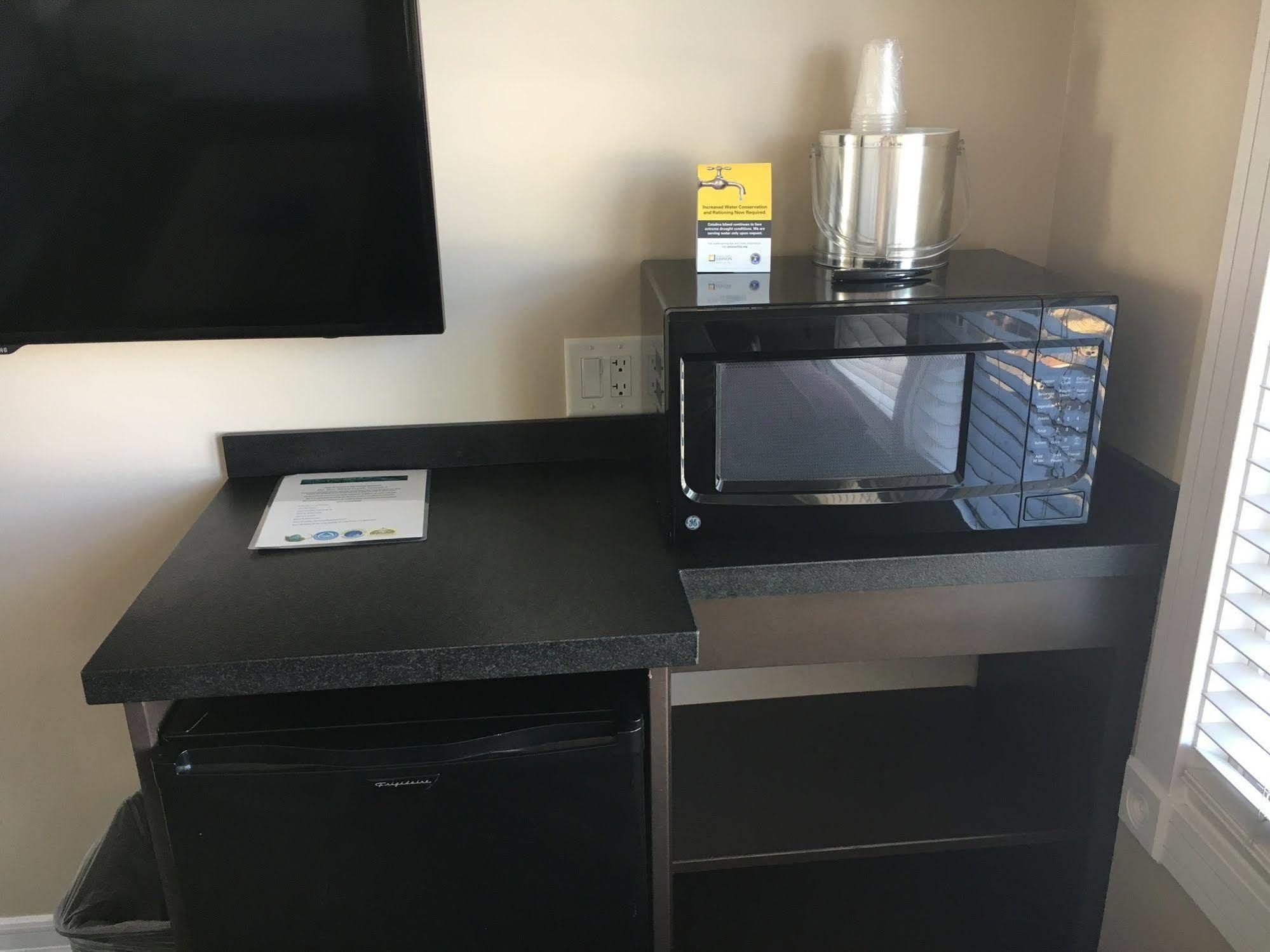 Glenmore Plaza Hotel Авалон Екстериор снимка