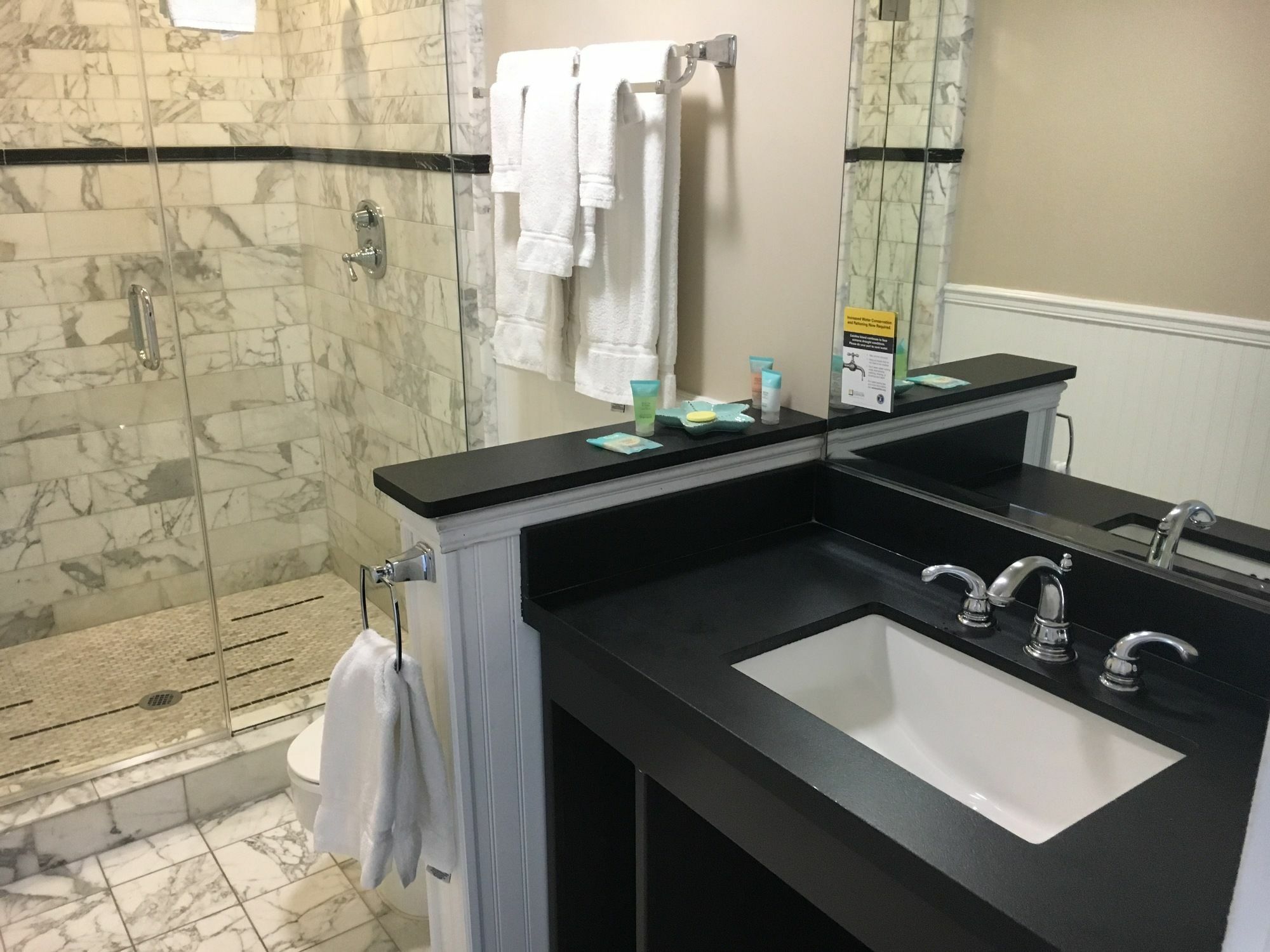 Glenmore Plaza Hotel Авалон Екстериор снимка
